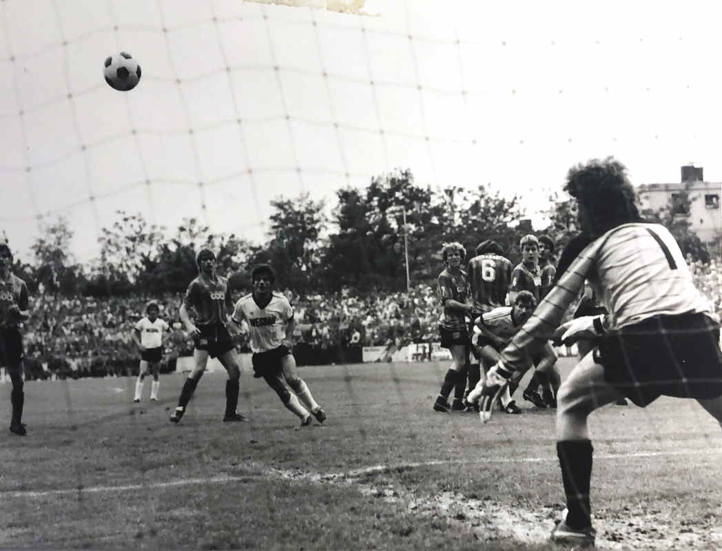21 Mai 1983 Waldhof Mannheim VfL Osnabrück Sebert beim 2 0.jpg