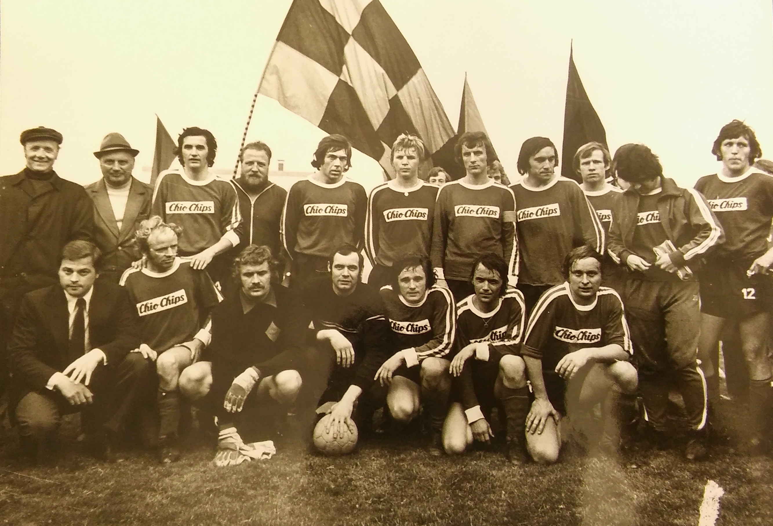 Saisonschlussfoto 1974 Aufstieg 2 Bundesliga.jpg